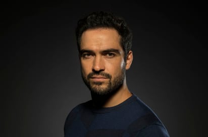 El actor Alfonso Herrera presenta a su segundo hijo Nico