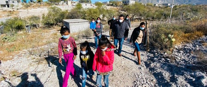 Ayudan a familia con material y cobijas por el frío