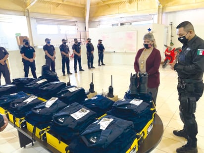 Llega navidad a policías; los dotan de uniformes