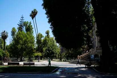 Gobierno chileno hace enérgico llamado a respetar la cuarentena en Santiago