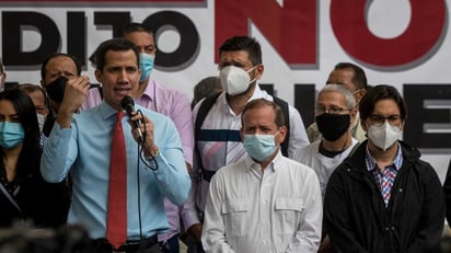 Venezolanos participan en la consulta convocada por la oposición en Miami