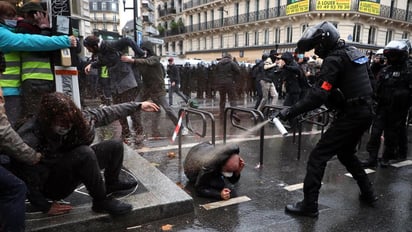 Detenidas 142 personas en París en una marcha contra la violencia policial