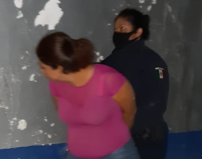 Fina dama arremete a golpes contra policías