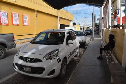 Arremeten usuarios en contra de los taxistas