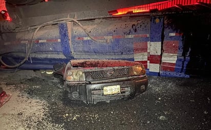 Camión cae de puente elevado sobre una camioneta en NL