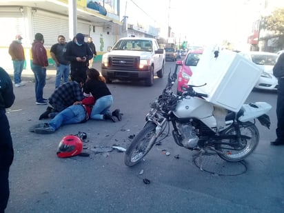 Lanza por los aires a un motociclista en Monclova