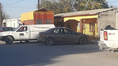 Resbala en el patio de su casa y muere