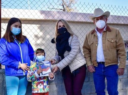 Donan funcionarios tabletas a los niños