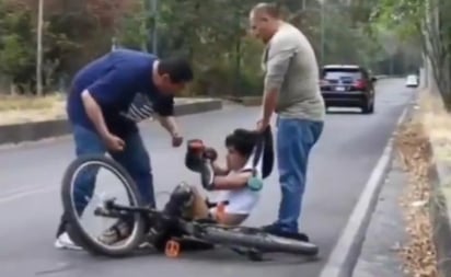 Tras golpear a ciclista, dan de baja a trabajadores de Semovi