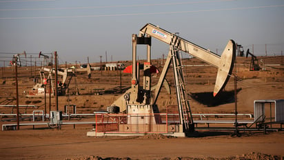 El petróleo Brent baja un 2.45 %, hasta 50.92 dólares