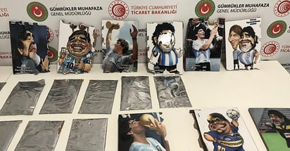 Autoridades turcas incautan cocaína escondida en retratos de Maradona