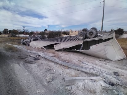 Tráiler vuelca en la Curva del Diablo en Monclova