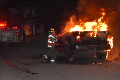 Se incendia camioneta