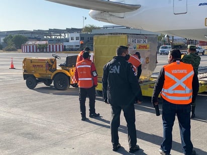 Arriba por carretera la esperada vacuna:  primero los médicos