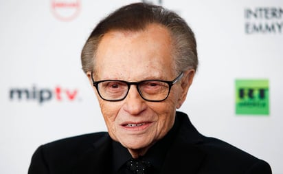 Retiran cuidados intensivos a Larry King, ya respira solo