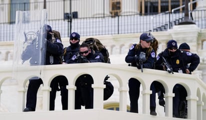 Despejan el Capitolio de EU tras asalto; reportan muerte de mujer herida de bala: Al menos 13 personas fueron detenidas y se aseguraron cinco armas