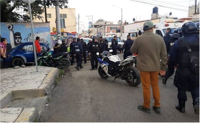 Agreden a policías tras detención de presuntos narcomenudistas