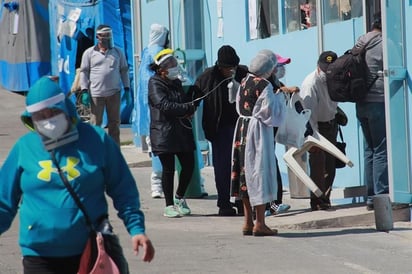 Perú vacunará a medio millón de trabajadores de salud con primer lote