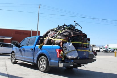 Regresan paisanos por carreteras de la región