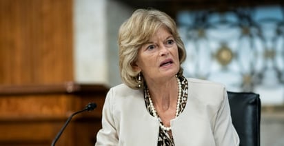 Lisa Murkowski, la primera senadora republicana que pide la dimisión de Trump