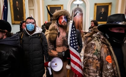 Detienen a 'Q-Shaman', hombre que irrumpió en el Capitolio