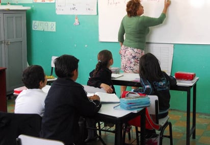 En febrero podrían vacunar a maestros contra el COVID-19