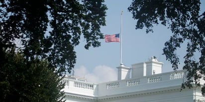 Trump ordena finalmente bajar a media asta las banderas por policía fallecido