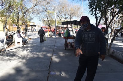 Peligro en banquetas de plaza principal: Taquero