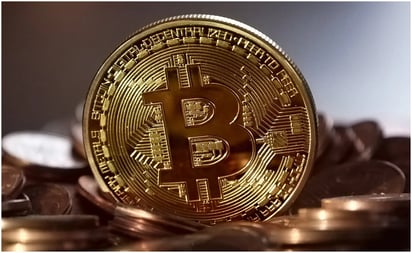 Bitcoin se desploma 20%; advierten sobre riesgos para inversionistas