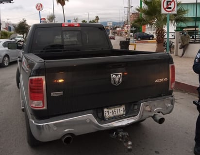 Camión impacta a camioneta en Monclova 