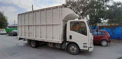 Le da “llegue” a camioneta en Monclova