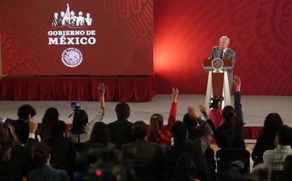 AMLO en disputa con el INE; se niega a dejar “mañaneras”