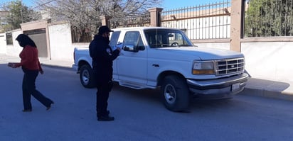 Mujer al volante se distrae y choca