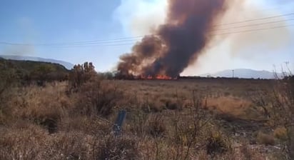 Sofoca Bomberos llamaradas de pastizales al norte de Monclova 