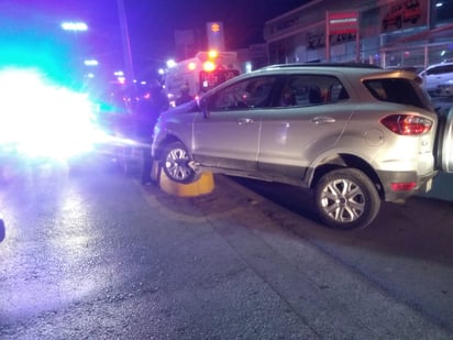 Se trepa a camellón central en Monclova