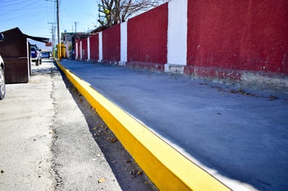 Construcción de banqueta beneficiará a alumnos