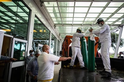 Salen de Venezuela camiones con cilindros de oxígeno para ayudar a Brasil