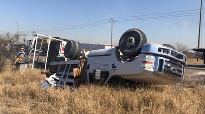 Vuelca camión de limpieza en Monclova