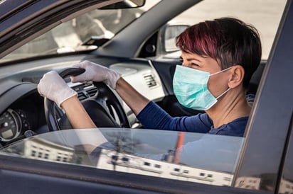 Manejar con las ventanas abiertas baja el riesgo de contagio, afirman