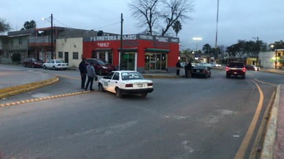 Taxi se queda sin frenos al bajar del Cal y Canto en Monclova