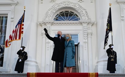 Biden entra a pie en la Casa Blanca