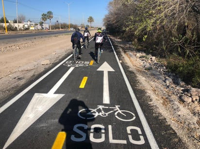 Invaden autos y carretas la ciclovía de carretera 30