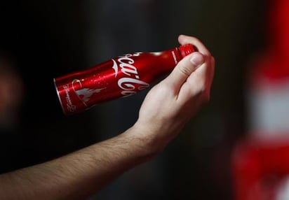 Biden elimina el 'botón rojo' para recibir coca colas que puso Trump