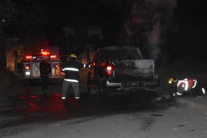 Se incendia patrulla tras persecución en Frontera