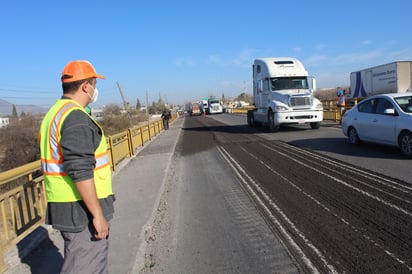 Arranca recarpeteo en puente ‘Los Cuates’