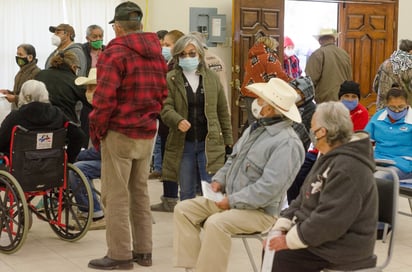 Trato inhumano a pensionados al cobrar en San Juan de Sabinas