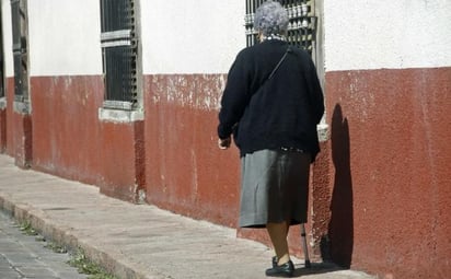 Viven adultos mayores el abandono de sus familias