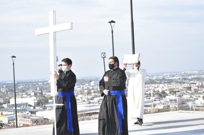 Se unen en oración para que termine la pandemia