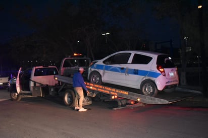 Mujer taxista termina volcada en la Obrera en Monclova