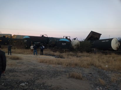 Descarrilamiento de trenes provoca fuga de alquitrán